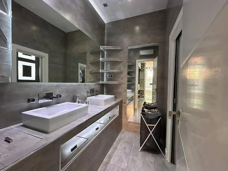 Duplex Para 8 Personas Con Sauna Jacuzzi Y Cine Apartment Madrid 0*,  Spain