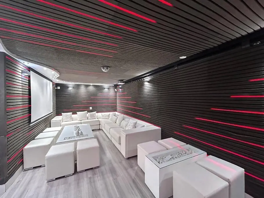 Duplex Para 8 Personas Con Sauna Jacuzzi Y Cine Apartment Madrid